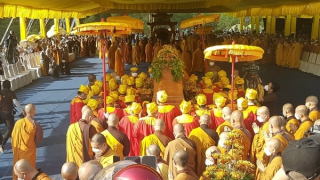 Hàng ngàn tăng ni, phật tử và người dân thương xót tiễn đưa Thiền sư Thích Nhất Hạnh