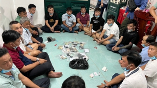 Sòng bạc ngày giáp Tết “hô biến” thành bàn nhậu khi thấy Công an