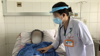 Bệnh nhân COVID-19 xuất viện sau 2 tháng “thập tử nhất sinh”