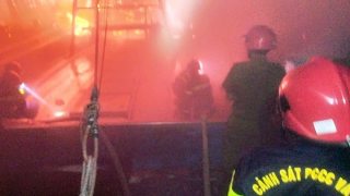 5 tàu cá cháy ngùn ngụt rạng sáng 29 Tết