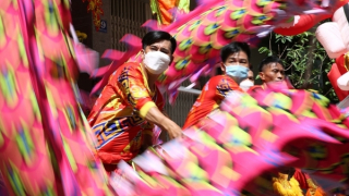 Đội nắng xem lân sư rồng biểu diễn trên đường phố ngày mùng 2 Tết