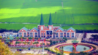 “Cưỡi mây” ngắm sắc Xuân trên đỉnh núi Sam