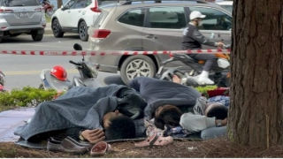 Đà Lạt ngày Tết: Đường kẹt cứng, du khách "cắm trại" qua đêm trên vỉa hè