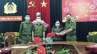Cảnh sát cơ động trao trả tài sản cho người dân bị đánh rơi khi du xuân