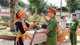 Phát huy vai trò già làng, trưởng bản trong vận động người dân giao nộp súng tự chế, vật liệu nổ ở Lai Châu