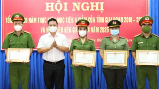 Khen thưởng 13 tập thể, cá nhân xuất sắc thực hiện mục tiêu "4 giảm" về ANTT