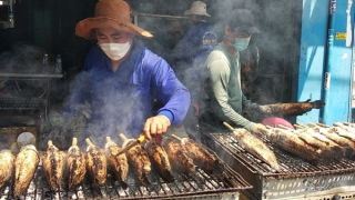 Tuyến phố ngợp mùi cá lóc nướng ngày vía Thần Tài