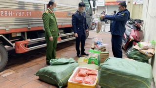 Xe tải chở gần 5 tấn thực phẩm không rõ nguồn gốc từ Lào Cai về Hà Nội