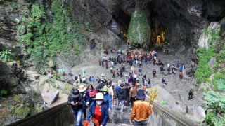 Hàng nghìn du khách đổ về Chùa Hương trước ngày mở cửa