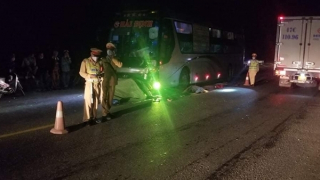 Xe giường nằm và xe máy đối đầu, 2 thanh niên tử vong