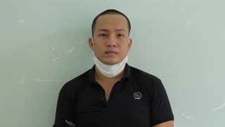 Tưới xăng vào người Công an viên bật lửa đốt vì bị dẹp trường gà