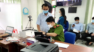 Tất bật giải quyết thủ tục hành chính cho người dân