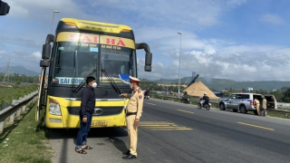 Nhiều xe nhồi nhét khách khi đi qua cửa ô vào Đà Nẵng