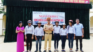 CSGT huyện miền núi Tân Lạc mang ánh sáng về thôn, xóm