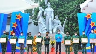 Hà Nội gặp mặt thanh niên nhập ngũ và tuyên dương quân nhân xuất ngũ tiêu biểu