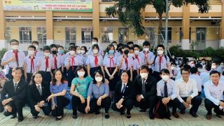 Sẽ in số điện thoại đường dây nóng phòng chống bạo lực lên bìa vở học sinh