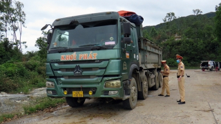 Theo chân CSGT xử lý phương tiện vi phạm quá tải, quá khổ