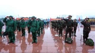 Tân binh háo hức lên đường nhập ngũ