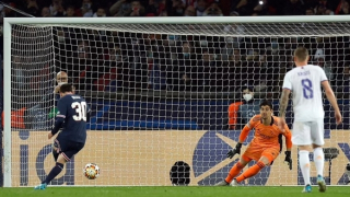 Messi đá hỏng phạt đền trong ngày Ronaldo lập siêu phẩm