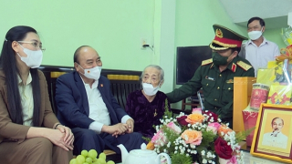 Chủ tịch nước thăm, tặng quà người lao động tại Quảng Ngãi