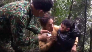 Giải cứu 6 phụ nữ, trẻ em mắc kẹt trên vách đá khi nhập cảnh trái phép