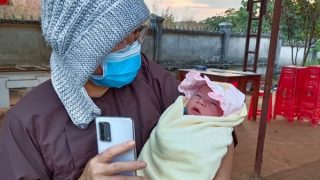 Bé trai sơ sinh bị bỏ rơi trước cổng chùa Trúc Lâm