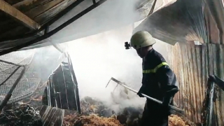 Cả trăm Cảnh sát chữa cháy xưởng gỗ trong khu dân cư