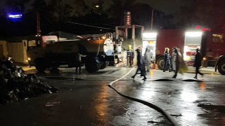 Dập tắt kho hàng bốc cháy lúc nửa đêm ở Hà Nội