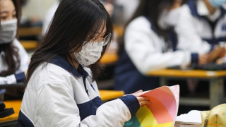 Nhiều tỉnh thành cho học sinh quay lại học trực tuyến