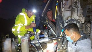 Đội cứu hộ trên đỉnh đèo Lò Xo