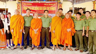 Công an tỉnh Bạc Liêu tặng quà đồng bào Khmer