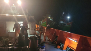 Vượt biển trong đêm cứu nạn kịp thời 5 ngư dân trên hai tàu cá gặp nạn