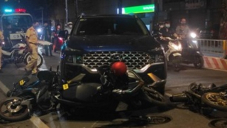 Nhầm chân ga, ô tô lùa 4 xe máy đang dừng đèn đỏ