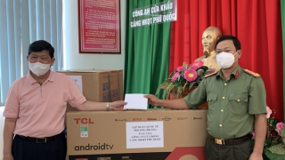 Công an cửa khẩu Phú Quốc đón nhận nhiều phần quà thiết thực