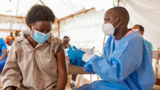 Châu Phi đề nghị thế giới tạm ngừng viện trợ vaccine ngừa COVID-19