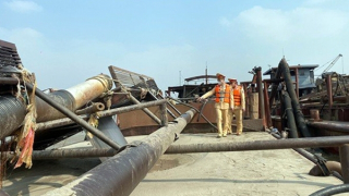 CSGT vây bắt tàu hút cát trộm trên sông Hồng trong đêm