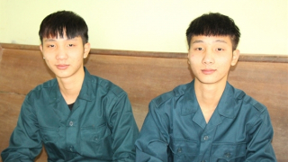 Những cặp song sinh tình nguyện nhập ngũ