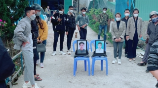 Người nhà mang di ảnh nạn nhân đến yêu cầu hãng taxi Quốc Tế bồi thường