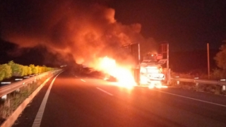 Xe tải chở ô tô và máy gặt cháy ngùn ngụt trên cao tốc