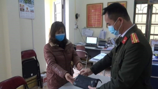 Người phụ nữ trả lại hơn 100 triệu đồng cho người đánh rơi