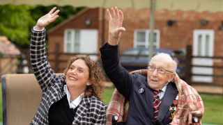 Đằng sau sự sụp đổ của một biểu tượng chống COVID-19