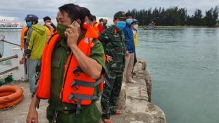 Lật ca nô chở 39 du khách ở biển Cửa Đại, 14 người tử vong và mất tích