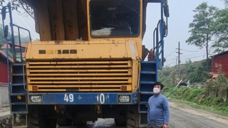 Xử lý sáu xe tải khổng lồ nghênh ngang trên phố núi