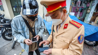CSGT Hà Nội hướng dẫn người vi phạm nộp phạt qua mạng