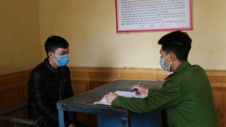 Khóa tay kẻ phá két sắt hàng xóm, trộm tài sản