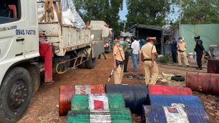 Phát hiện lò "tái chế" dầu nhớt khủng giữa cánh đồng