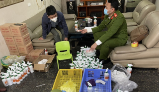 Phát hiện 2 cơ sở sản xuất nước sát khuẩn và dầu gió giả quy mô lớn