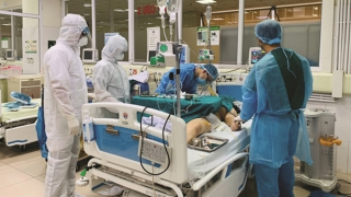 Không để đồng tiền nghiền nát y đức