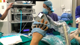 Lần đầu tiên tại Việt Nam nội soi tái tạo khớp cổ tay