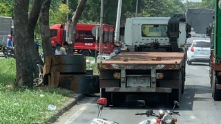 Xe tải thắng gấp, cuộn sắt rơi trúng người bán vé số